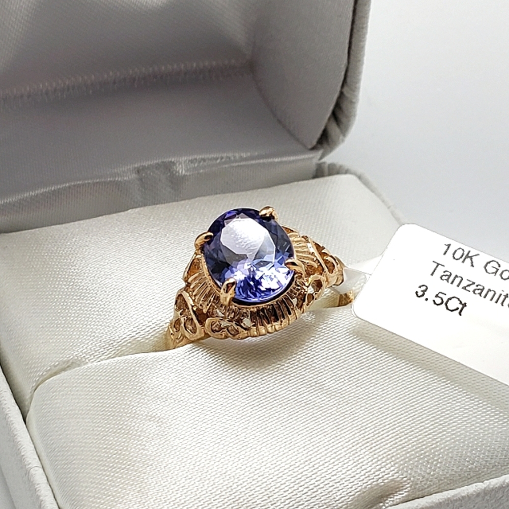10Kt Yellow Gold Tanzanite Ring - Picture 2 of 4